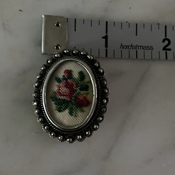 Vtg Silvertone Oval Petit Point Hand Embroidered Floral Rose 1.25"Brooch Pin - Picture 7 of 7